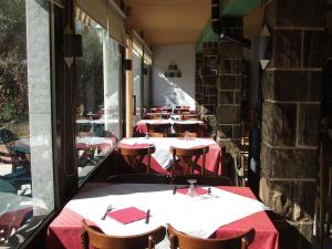 Reštaurácia alebo iné gastronomické zariadenie v ubytovaní Hostal Mont-Rock