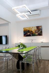 テッサロニキにあるLaura Lifestyle and Historyのダイニングルーム(緑のテーブルと椅子付)