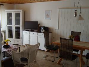 uma cozinha com mesa e cadeiras e uma sala de jantar em Ferienwohnung Am Limespfad em Hesselbach