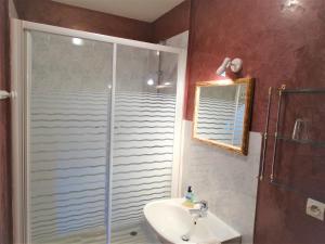 een badkamer met een douche en een wastafel bij Chambres d'Hôtes Le Clos Vaucelle in Rapilly