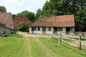 una granja con dos edificios y un camino de tierra en Haus Kornfeld, en Oberlangen