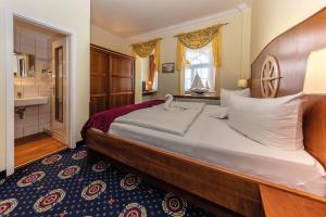 Postel nebo postele na pokoji v ubytování Hotel Deutsche Flagge