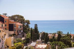 einen Blick auf eine Stadt mit dem Meer im Hintergrund in der Unterkunft Hotel Europa in Finale Ligure