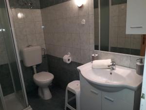 Kúpeľňa v ubytovaní Apartments and Rooms Lorena 236
