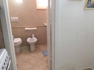 uma casa de banho com um WC e um lavatório em Casa Vacanza Zia Dani em Castro di Lecce
