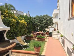 um jardim com mesa, cadeiras e plantas em Casa Vacanza Zia Dani em Castro di Lecce