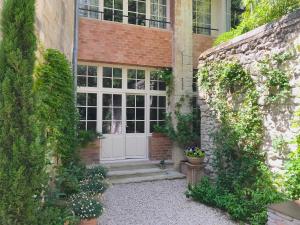 an entrance to a brick house with a white door at Le Clos Saluces in Avignon