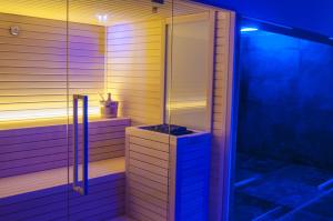A bathroom at Cataleya Resort & Spa