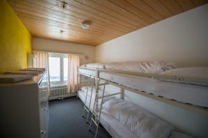 En eller flere køyesenger på et rom på GALAAXY Mountain Hostel