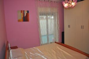 een slaapkamer met een bed en een raam bij Arancio residence in Taormina