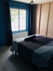 a bedroom with a bed and a window at Cosy villa La Garancière - Plein coeur de la Cotinière in La Cotinière +48 photos