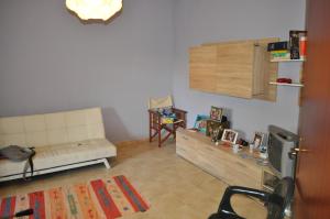een woonkamer met een bank en een tafel bij Arancio residence in Taormina