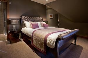 A bed or beds in a room at The Parkville Hotel 