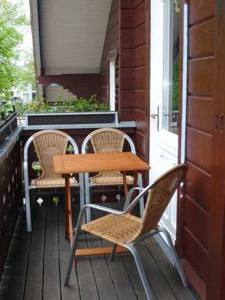 einen Tisch und zwei Stühle auf einer Veranda mit einem Tisch in der Unterkunft Ostseepark Waterfront Captains Haus 17 in Heringsdorf