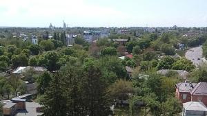 une vue aérienne sur une ville avec des arbres et des maisons dans l'établissement Apartment on Prospekt Peremogi, à Tchernihiv