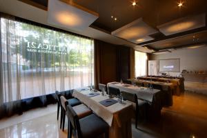 Ein Restaurant oder anderes Speiselokal in der Unterkunft Attica 21 Barcelona Mar 