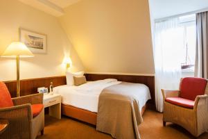 Un pat sau paturi într-o cameră la Hotel Birke, Ringhotel Kiel