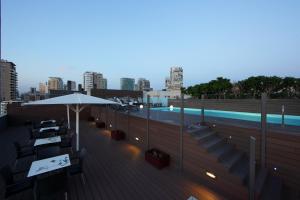 Der Swimmingpool an oder in der Nähe von Attica 21 Barcelona Mar