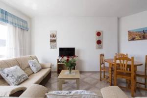 salon z kanapą i stołem w obiekcie Apartamentos Castillo Mar Gran Canaria w mieście Castillo del Romeral