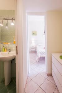 een badkamer met een wastafel en een spiegel bij Mandarinoarancio in Alezio