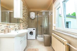 une salle de bain avec un lavabo et une machine à laver dans l'établissement Apartman Lucia-private parking, à Rijeka 34 autres photos