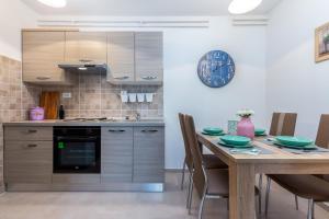 une cuisine avec une table en bois et une salle à manger dans l'établissement Apartman Lucia-private parking, à Rijeka