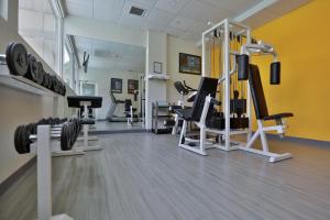 The fitness centre and/or fitness facilities at Antaris Galerias