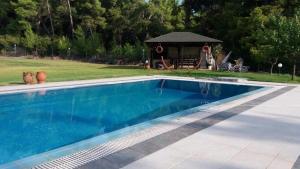 Piscina di Villa Sourouko o nelle vicinanze
