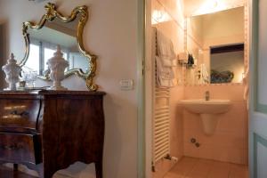une salle de bain avec un lavabo et un miroir dans l'établissement Residenza alla Lizza, à Sienne