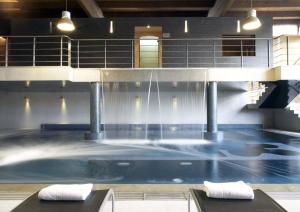 duży basen z fontanną wodną w obiekcie Oca Vila de Allariz Hotel Balneario w mieście Allariz