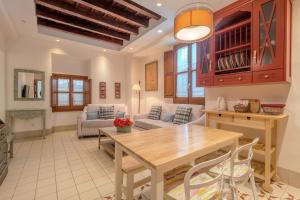una cucina e un soggiorno con tavolo e sedie di ApartaSuites Alberca Deluxe a Cordoba