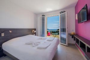 Postel nebo postele na pokoji v ubytování Hôtel-Club du Domaine d'Aiguebelle, USSIM Vacances