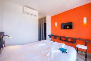 Postel nebo postele na pokoji v ubytování Hôtel-Club du Domaine d'Aiguebelle, USSIM Vacances