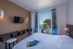 Postel nebo postele na pokoji v ubytování Hôtel-Club du Domaine d'Aiguebelle, USSIM Vacances