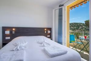 Säng eller sängar i ett rum på Hôtel-Club du Domaine d'Aiguebelle, USSIM Vacances