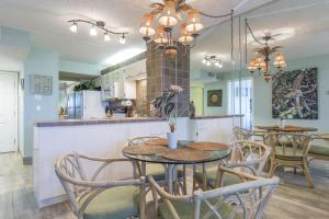 cocina y comedor con mesa y sillas en Gulf View, en South Padre Island