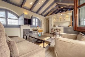 un soggiorno con un divano e un tavolo di ApartaSuites Alberca Deluxe a Cordoba