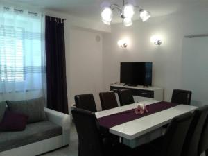 TV at/o entertainment center sa Apartment Ilovik 154 - 3 bedroom