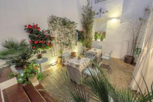 a room with tables and potted plants and flowers at ApartaSuites Alberca Deluxe in Córdoba