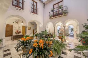 a large room filled with lots of plants at ApartaSuites Alberca Deluxe in Córdoba