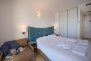 Postel nebo postele na pokoji v ubytování Hôtel-Club du Domaine d'Aiguebelle, USSIM Vacances