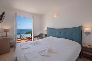 Postel nebo postele na pokoji v ubytování Hôtel-Club du Domaine d'Aiguebelle, USSIM Vacances
