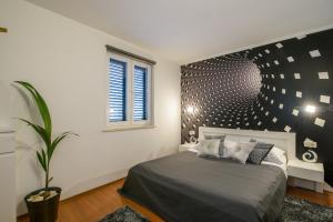um quarto com uma cama com uma grande parede em Villa Jidro em Trogir