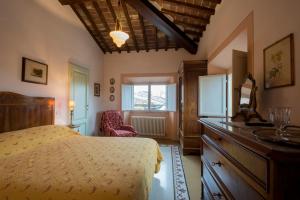 1 dormitorio con 1 cama, vestidor y ventana en Residenza alla Lizza, en Siena