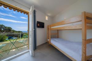 Postel nebo postele na pokoji v ubytování Hôtel-Club du Domaine d'Aiguebelle, USSIM Vacances
