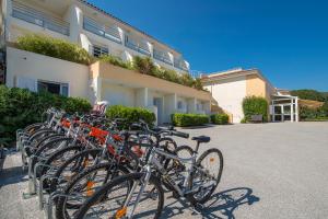 Jízda na kole v ubytování Hôtel-Club du Domaine d'Aiguebelle, USSIM Vacances nebo okolí