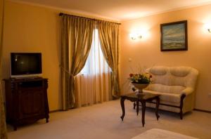 TV a/nebo společenská místnost v ubytování Hotel Saint John Baptist Nessebar