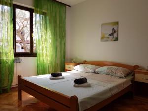 Ein Bett oder Betten in einem Zimmer der Unterkunft Apartments MONICA Novalja
