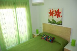 Un pat sau paturi într-o cameră la Apartamentos y Áticos Zahara