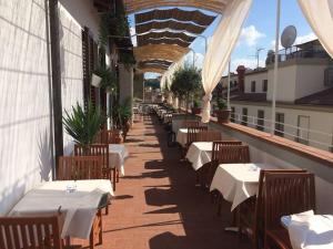 A restaurant or other place to eat at Hotel Medici
